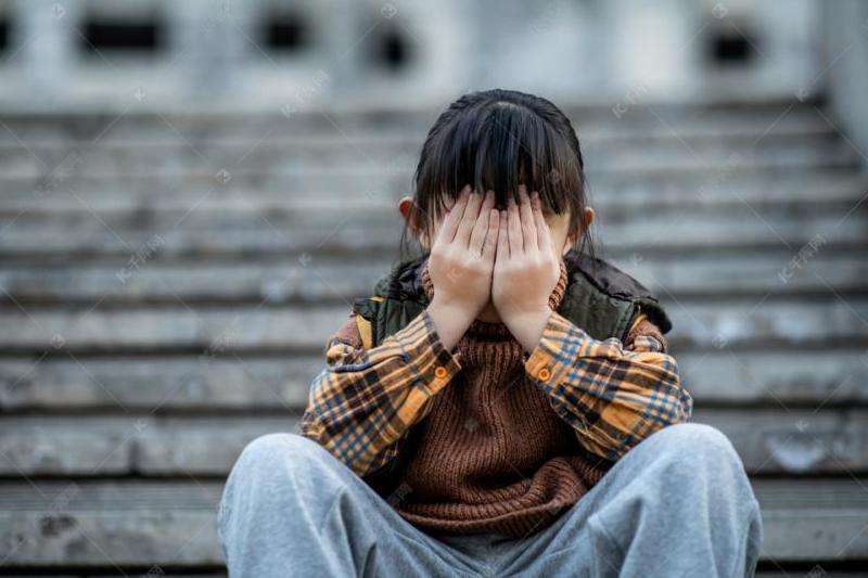 探索在Facebook平台上表达悲伤和忧伤情绪的方式