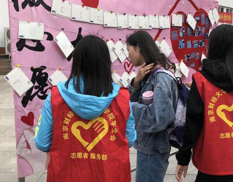 探索何家劲在Facebook平台上的活动和参与