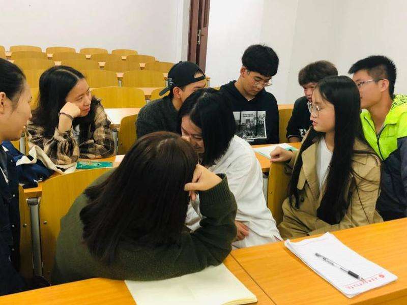 探索在Facebook上分享和讨论恐怖电影和鬼故事的社群和话题